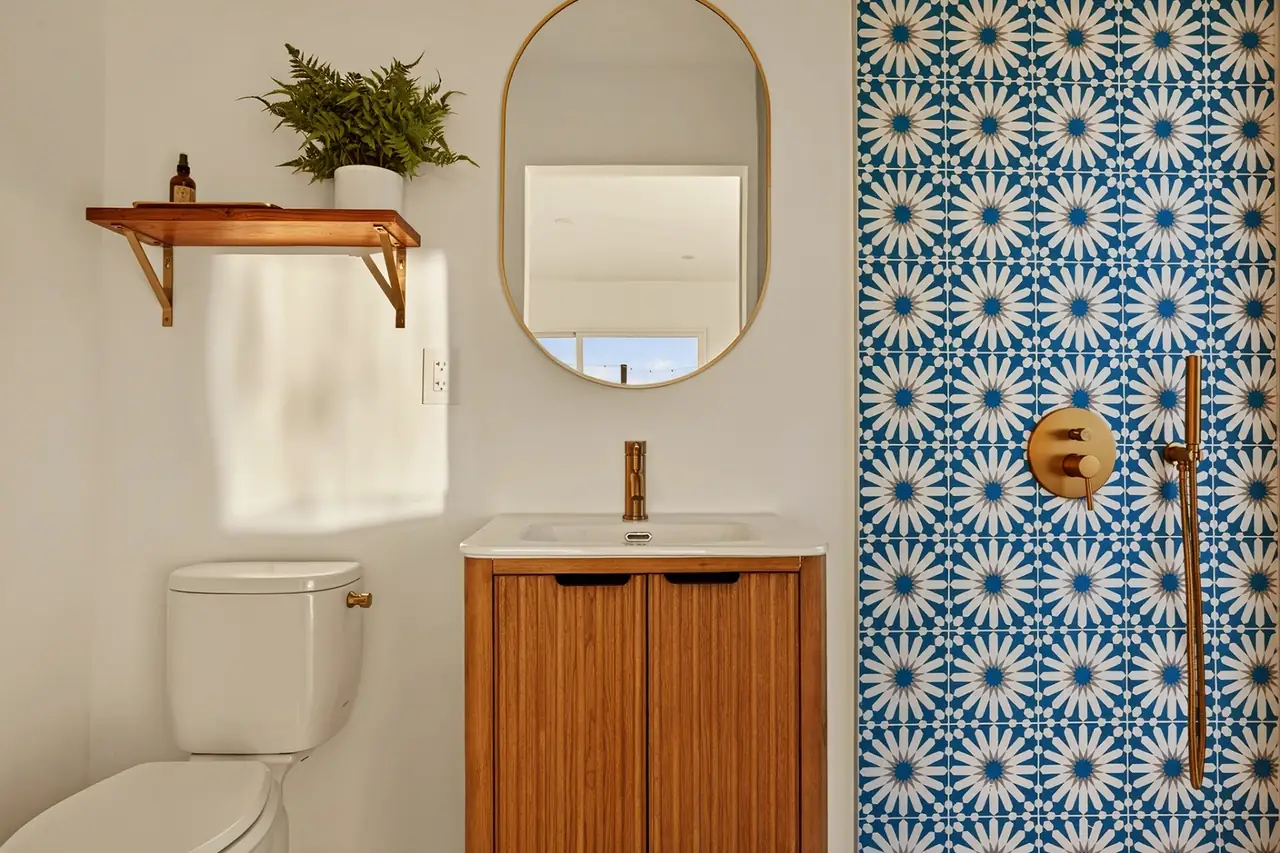 Guest en suite with blue tile
