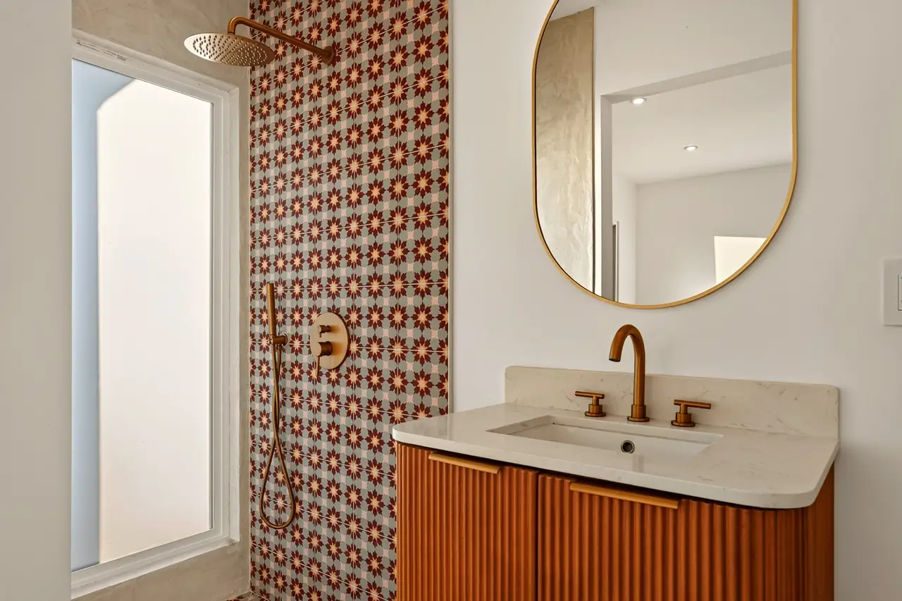 Guest en suite with terracotta tile
